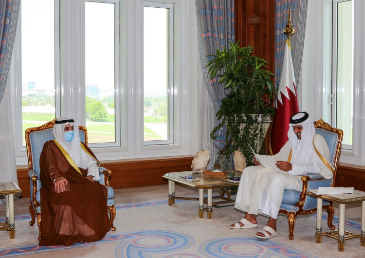 وزير الخارجية يسلم رسالة خطية من نائب الأمير إلى أمير قطر